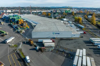 Vista aérea del almacén frigorífico de Lineageen Seattle-Michigan, que muestra la proximidad al puerto de Seattle y la eficacia de las infraestructuras de transporte.