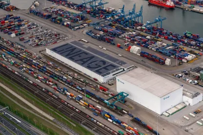 Instalación Lineage Cool Port 1 en Rotterdam, Países Bajos, con logística de productos frescos, congelación IQF y acceso directo a puerto de aguas profundas.
