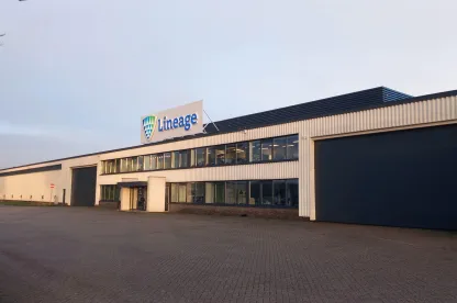 Exterior del almacén frigorífico de Lineageen Gameren, Países Bajos, con capacidad de expedición de mercancías y despacho de aduanas.