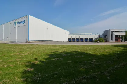 Almacén frigorífico de Heerenberg, en los Países Bajos, con almacenamiento global, logística integrada y servicios de seguimiento en tiempo real.