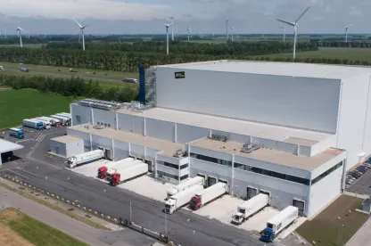 Lineageà Lelystad, aux Pays-Bas, avec des capacités intégrées de logistique, de surgélation et de consolidation de la vente au détail.