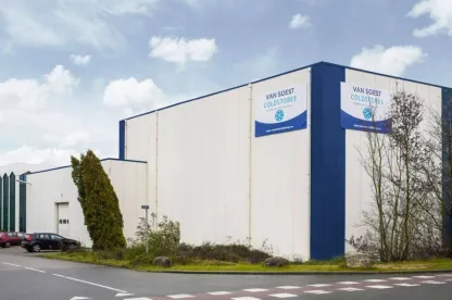 Almacén frigorífico Lineage en Venlo, Países Bajos, con congelación IQF, preparación de cajas y generador de energía de reserva para la protección de los productos.