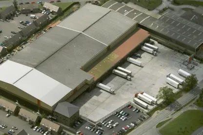 Vue aérienne de Lineagedans les West Midlands, au Royaume-Uni, avec des baies pour remorques, un stationnement sur place et une infrastructure logistique.