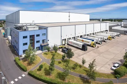 Vue aérienne de Lineageà Gloucester, au Royaume-Uni, montrant un vaste quai de chargement et un entrepôt entouré d’espaces résidentiels et verts