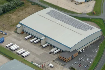 Vue aérienne de Lineagede Seaham au Royaume-Uni avec des panneaux solaires et des quais de chargement sur place.