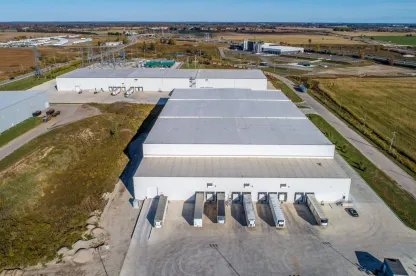 Vista frontal del almacén de Lineageen Woodstock (Commerce), Ontario, con el logotipo de la empresa.