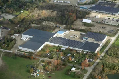 Vista exterior del almacén frigorífico Ingersoll con el logotipo Lineage