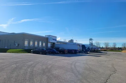 Extérieur de Lineage Entrepôt frigorifique de London avec quais de chargement et camions