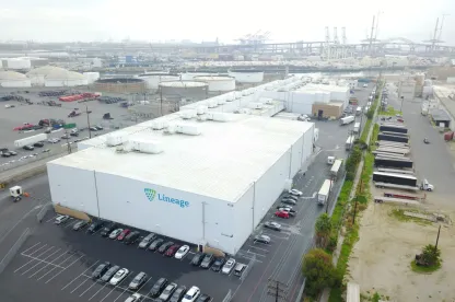 Lineage entrepôt frigorifique à Long Beach avec affichage du logo de l’entreprise