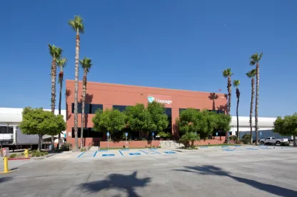 Vista exterior del almacén frigorífico de Lineageen Mira Loma