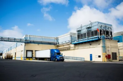 Vue extérieure de LineageEntrepôt frigorifique d’Oxnard, en Californie, avec logo de l’entreprise