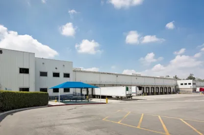 Exterior del almacén frigorífico Lineage Riverside 3 con aparcamiento para remolques