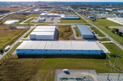 Exterior del almacén frigorífico de Lineageen Woodstock - Parkinson, Ontario, con logotipo